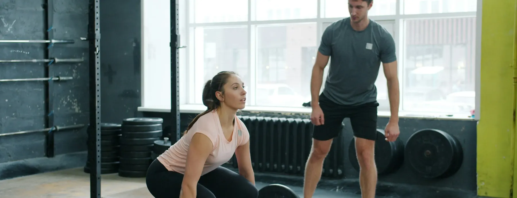 Soulevé de barre accompagné par le coach